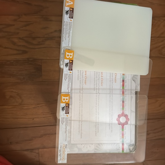 Cricut Cuttlebug never used but comes with original box - Picture 2 of 6